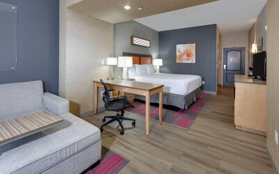 La Quinta Inn & Suites by Wyndham Dallas Love Field
