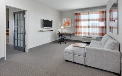 La Quinta Inn & Suites by Wyndham Dallas Love Field