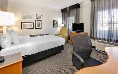 La Quinta Inn & Suites by Wyndham Dallas - Addison Galleria