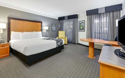 La Quinta Inn & Suites by Wyndham Dallas - Addison Galleria