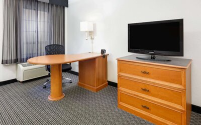 La Quinta Inn & Suites by Wyndham Dallas - Addison Galleria