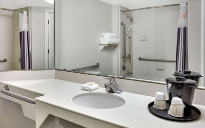 La Quinta Inn & Suites by Wyndham Dallas - Addison Galleria