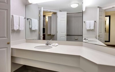La Quinta Inn & Suites by Wyndham Dallas - Addison Galleria