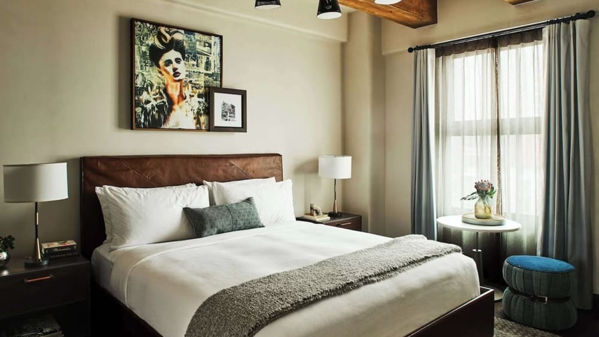 Day use room with natural light at Hotel Figueroa.