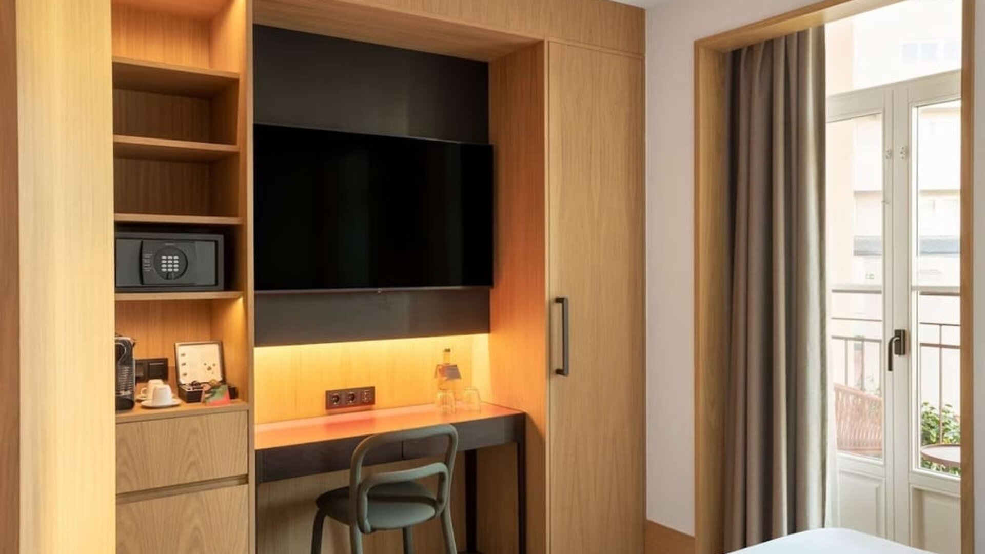 Day use room with TV and work space at Arts Hotel Porto.