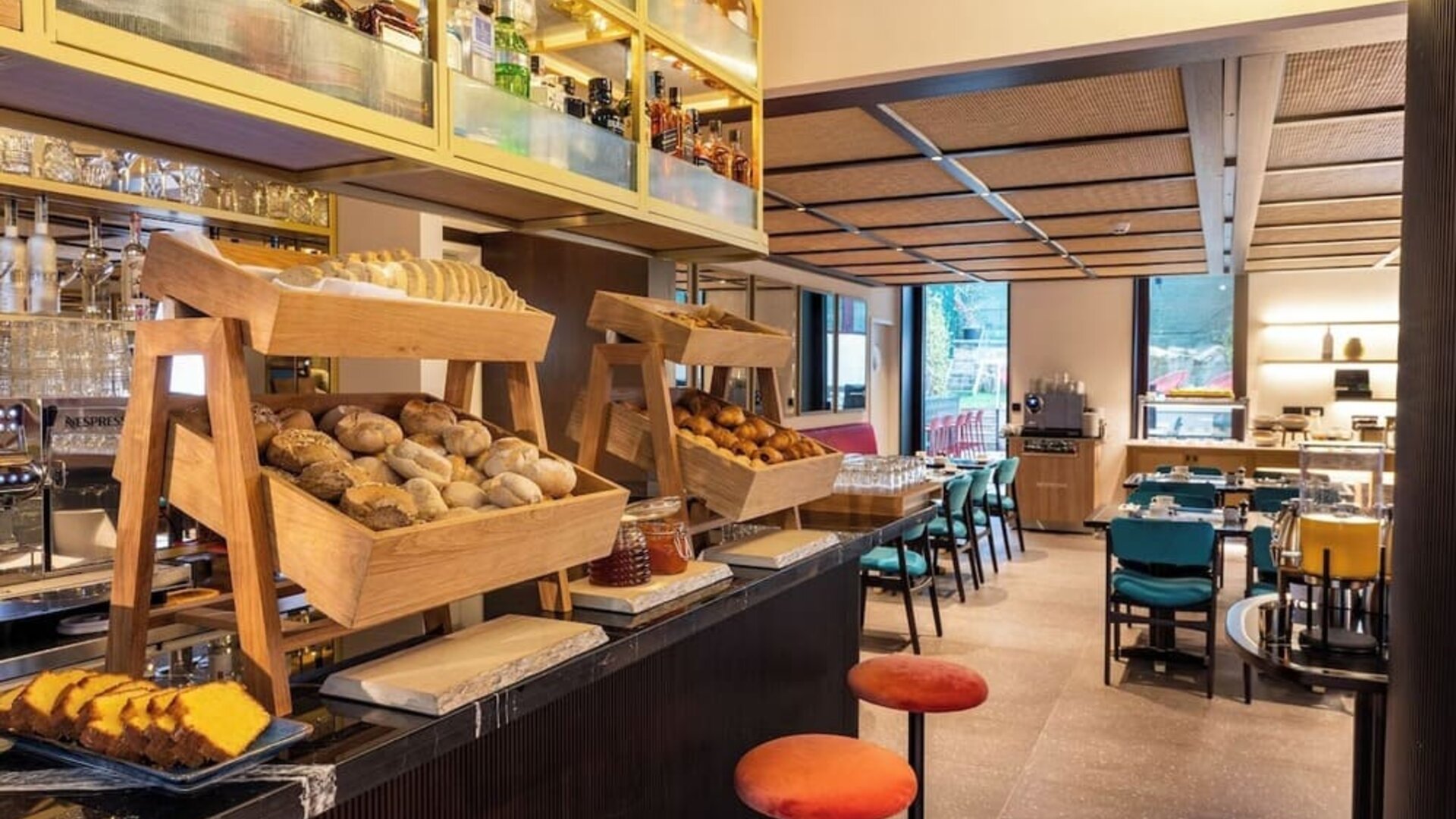 Dining and coworking area at Arts Hotel Porto.