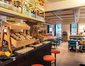 Dining and coworking area at Arts Hotel Porto.