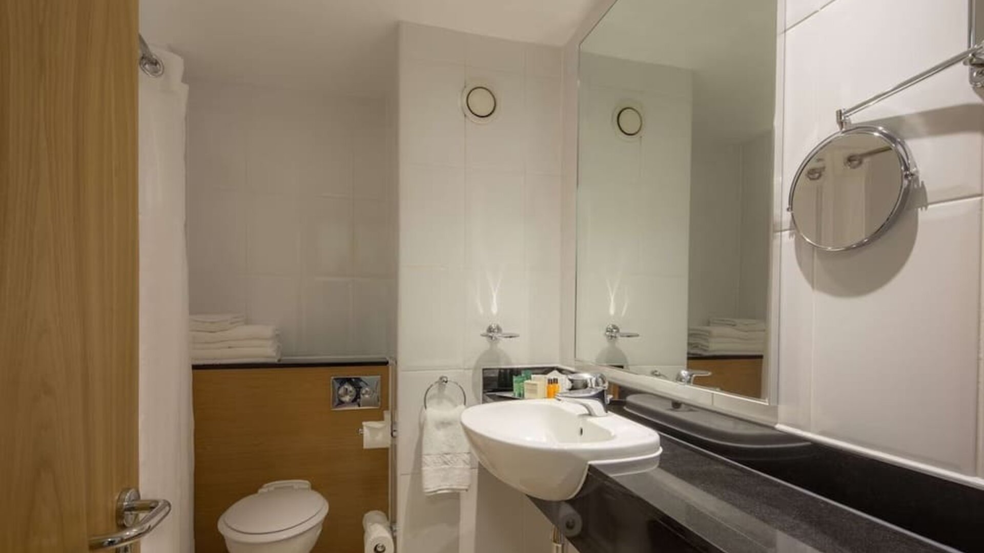 Guest bathroom with shower at Hilton Leicester.