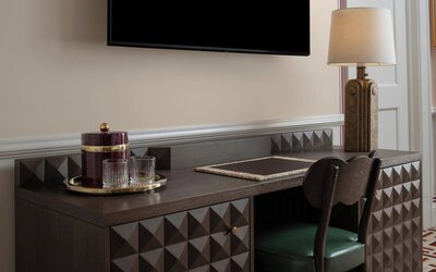 The Stoneleigh, Autograph Collection