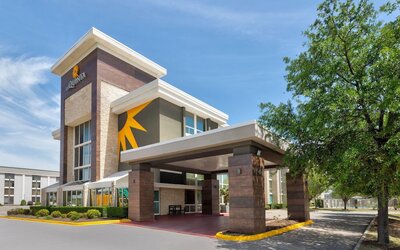 La Quinta Inn & Suites by Wyndham Dallas I-35 Walnut Hill Ln
