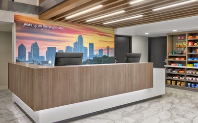 La Quinta Inn & Suites by Wyndham Dallas I-35 Walnut Hill Ln