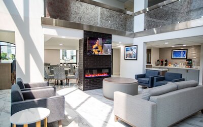 La Quinta Inn & Suites by Wyndham Dallas I-35 Walnut Hill Ln