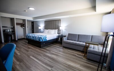 La Quinta Inn & Suites by Wyndham Dallas I-35 Walnut Hill Ln