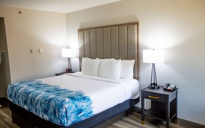 La Quinta Inn & Suites by Wyndham Dallas I-35 Walnut Hill Ln