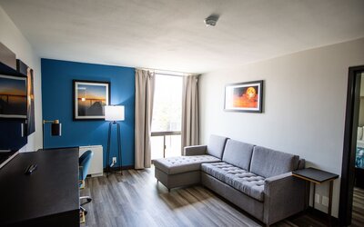 La Quinta Inn & Suites by Wyndham Dallas I-35 Walnut Hill Ln