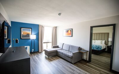 La Quinta Inn & Suites by Wyndham Dallas I-35 Walnut Hill Ln