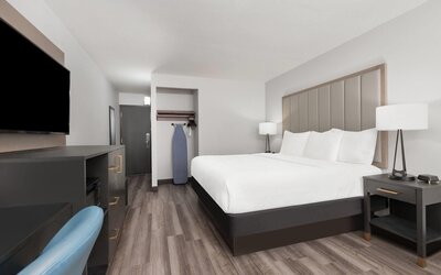 La Quinta Inn & Suites by Wyndham Dallas I-35 Walnut Hill Ln