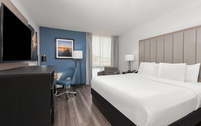 La Quinta Inn & Suites by Wyndham Dallas I-35 Walnut Hill Ln