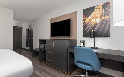 La Quinta Inn & Suites by Wyndham Dallas I-35 Walnut Hill Ln