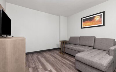 La Quinta Inn & Suites by Wyndham Dallas I-35 Walnut Hill Ln