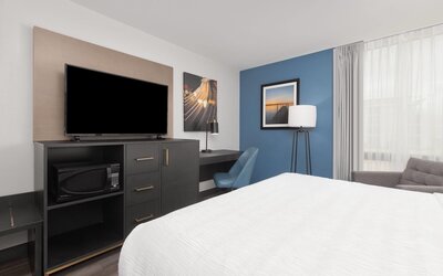 La Quinta Inn & Suites by Wyndham Dallas I-35 Walnut Hill Ln