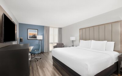 La Quinta Inn & Suites by Wyndham Dallas I-35 Walnut Hill Ln