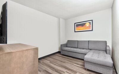 La Quinta Inn & Suites by Wyndham Dallas I-35 Walnut Hill Ln