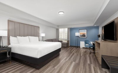 La Quinta Inn & Suites by Wyndham Dallas I-35 Walnut Hill Ln
