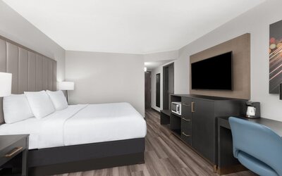 La Quinta Inn & Suites by Wyndham Dallas I-35 Walnut Hill Ln