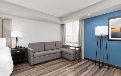 La Quinta Inn & Suites by Wyndham Dallas I-35 Walnut Hill Ln