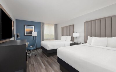 La Quinta Inn & Suites by Wyndham Dallas I-35 Walnut Hill Ln