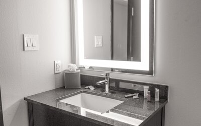 La Quinta Inn & Suites by Wyndham Dallas I-35 Walnut Hill Ln