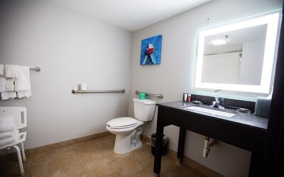 La Quinta Inn & Suites by Wyndham Dallas I-35 Walnut Hill Ln