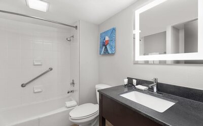 La Quinta Inn & Suites by Wyndham Dallas I-35 Walnut Hill Ln