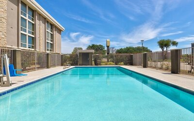 La Quinta Inn & Suites by Wyndham Dallas I-35 Walnut Hill Ln