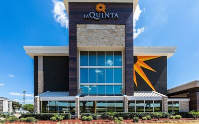 La Quinta Inn & Suites by Wyndham Dallas I-35 Walnut Hill Ln