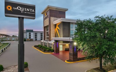 La Quinta Inn & Suites by Wyndham Dallas I-35 Walnut Hill Ln