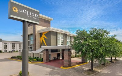 La Quinta Inn & Suites by Wyndham Dallas I-35 Walnut Hill Ln