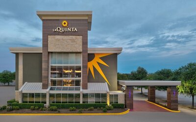 La Quinta Inn & Suites by Wyndham Dallas I-35 Walnut Hill Ln