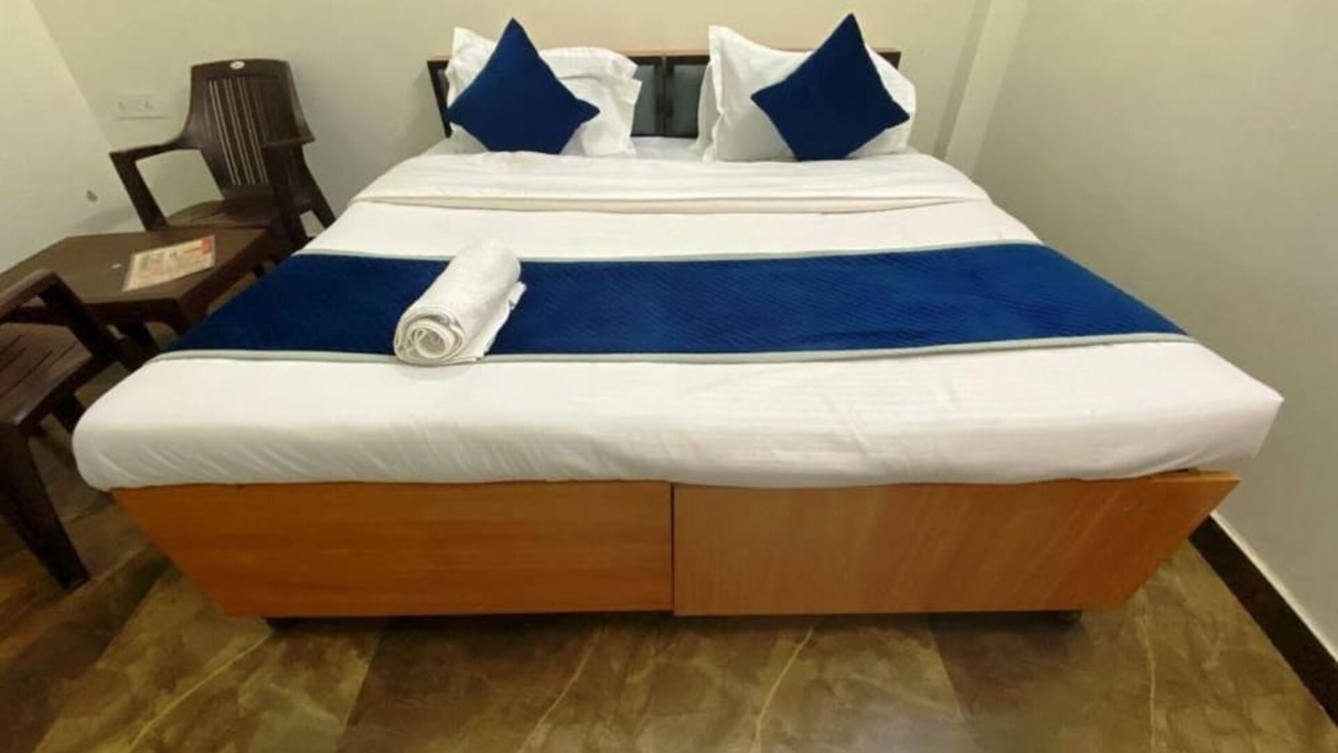 Romantic day use room at Pradhan Stay Sohna Near Bus Stand.