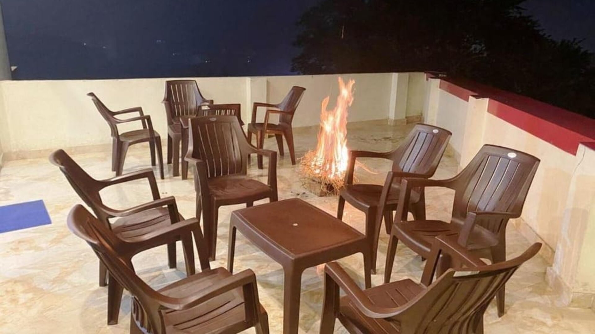 Lounge and coworking space with fire at Pradhan Stay Sohna Near Bus Stand.