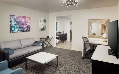 DoubleTree Suites by Hilton Hotel Detroit Downtown - Fort Shelby