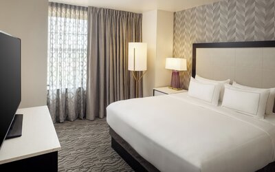 DoubleTree Suites by Hilton Hotel Detroit Downtown - Fort Shelby