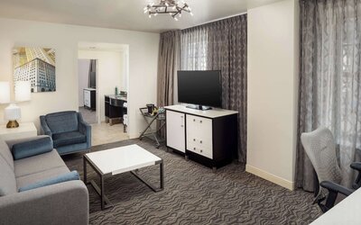DoubleTree Suites by Hilton Hotel Detroit Downtown - Fort Shelby