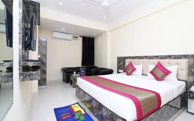 Day use room with TV at Hotel Smart Stay. 