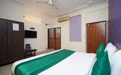 Day use room with TV and AC at Hotel Smart Stay. 