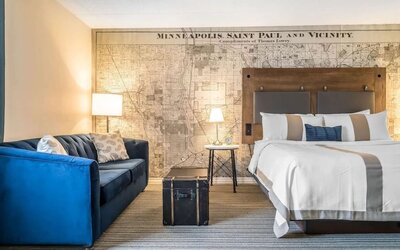King room with lounge area at EnVision Hotel St. Paul South.