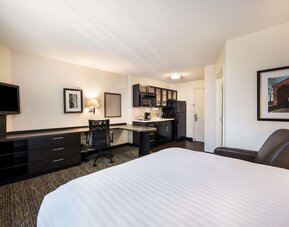 Sonesta Simply Suites Detroit Warren