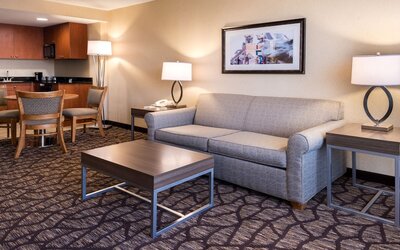 Holiday Inn Hotel & Suites Warren by IHG