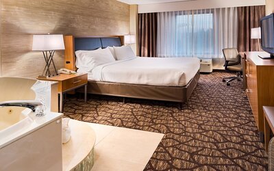 Holiday Inn Hotel & Suites Warren by IHG